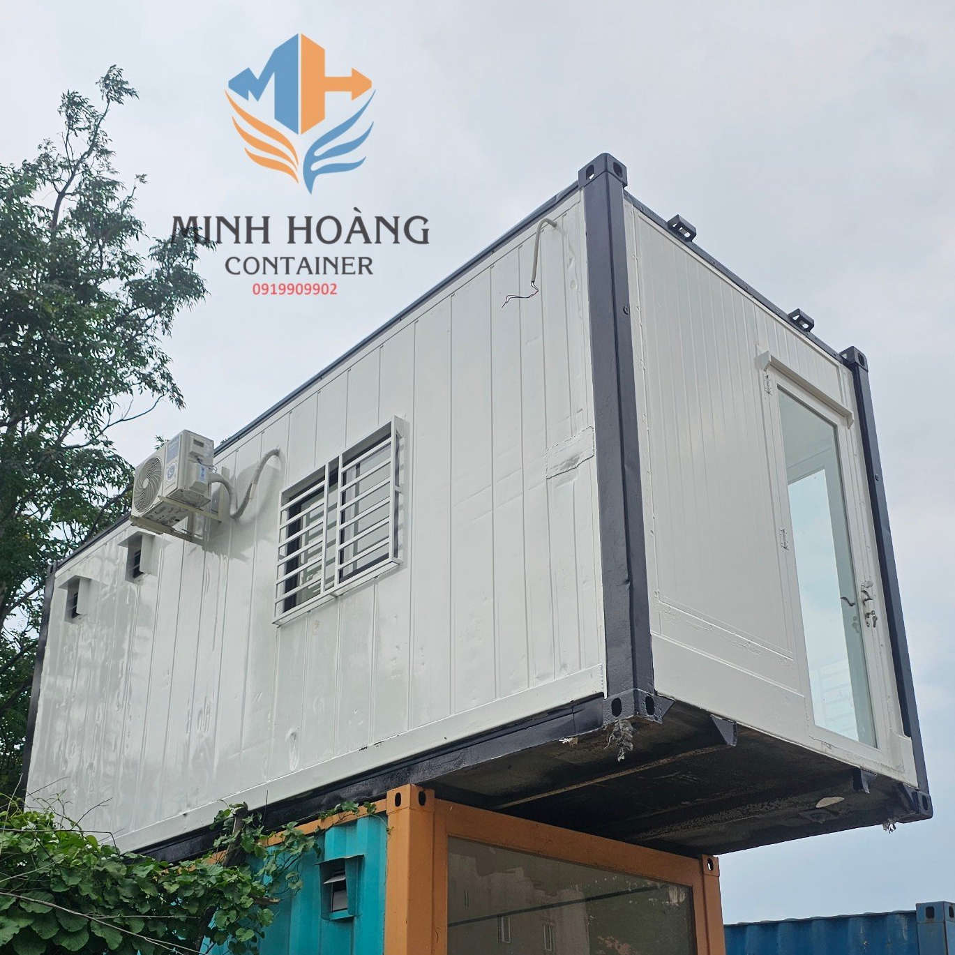 Container nhà ở 20 feet trắng viền đen khung kính từ vỏ container lạnh